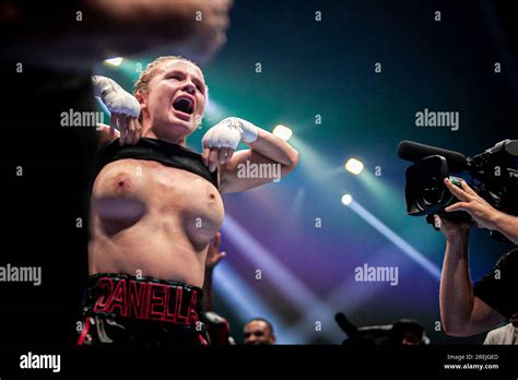 daniella hemsley flashes the crowd|Kingpyn Boxing results: Daniella Hemsley flashes audience after。